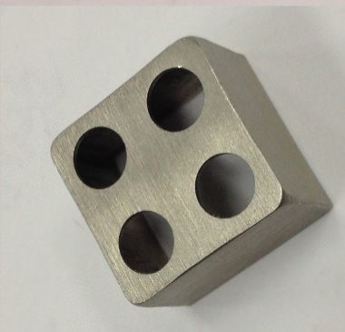 樂高積木, 以不鏽鋼製成, 產品雖小,卻能夠幾乎90度折彎；耐用不怕摔,不會有塑膠類毒素釋出